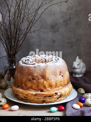 Reindling, deutscher und österreichischer osterkuchen in oster-dekoration. Rustikaler Stil. Stockfoto