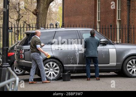 London, Großbritannien. April 2020. Die Gelegenheit wird während des Lockdowns genutzt, um die Downing Street Fleet, London Credit: Ian Davidson/Alamy Live News zu waschen Stockfoto