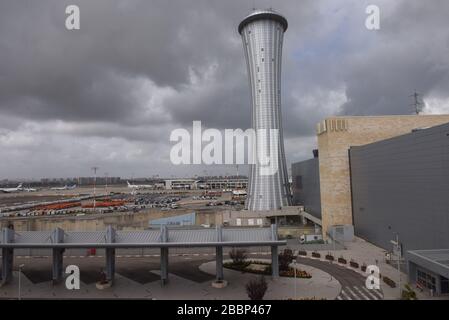 Lod, Israel. April 2020. Blick auf den Flughafen Ben Gurion in Lod, Israel, in der Nähe von Tel Aviv, am Mittwoch, 1. April 2020. Der israelische Premierminister Benjamin Netanyahu ordnete an, dass alle Personen, die aus Übersee in das Land kommen, bestimmte Quarantäneeinrichtungen betreten, um die Ausbreitung von Coronavirus einzudämmen. Foto von Debbie Hill/UPI Credit: UPI/Alamy Live News Stockfoto