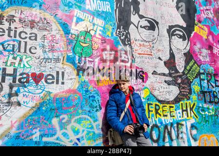 Junge, der vor der John Lennon Wall in Prag in Zeiten von Covid-19 Pandemy, Tschechien, stand Stockfoto