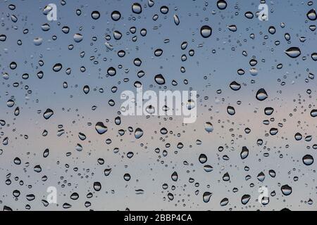 Nahaufnahme von Wassertropfen in einem Fenster Stockfoto