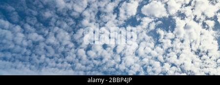 Ein Panoramablick über Tageslicht und über alle Wolken unter dem blauen Himmel, Himmel und Wolken Banner, Tapete Konzept Stockfoto