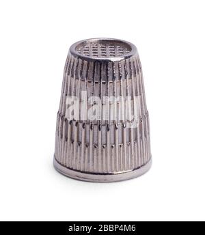 Old Metal Thimble isoliert auf weißem Hintergrund. Stockfoto