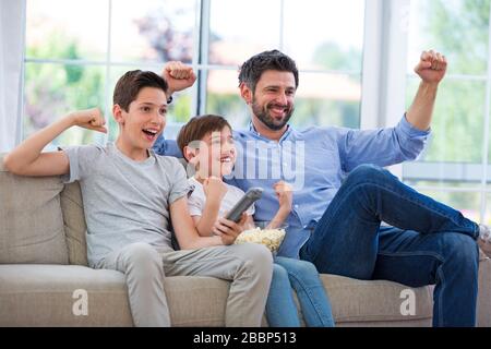 Familie mit drei Generationen, die zusammen Spaß haben Stockfoto