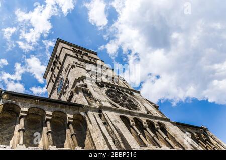 Heilig-Geist-Kirche, eine neoromanische Basilika mit mächtigem Kirchturm in der Stadt Schweinfurt Stockfoto