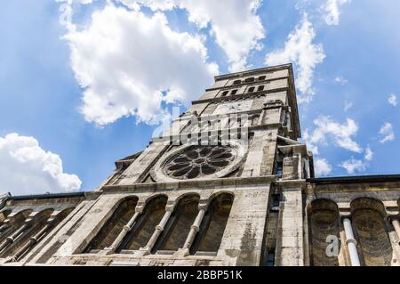 Heilig-Geist-Kirche, eine neoromanische Basilika mit mächtigem Kirchturm in der Stadt Schweinfurt Stockfoto