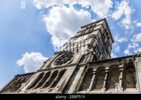 Heilig-Geist-Kirche, eine neoromanische Basilika mit mächtigem Kirchturm in der Stadt Schweinfurt Stockfoto