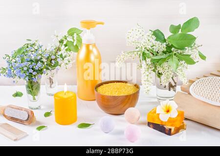 Natürliche Körperpflegeprodukte und Accessoires legen Blumen und Blätter ab. Umweltfreundliches Spa, Kosmetikkonzept mit Kopieraum. Stockfoto