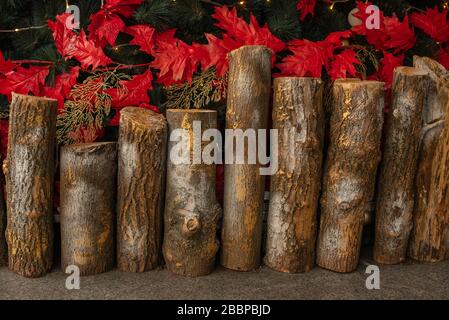 Weihnachtsbaum. Weihnachtsbaum Hintergrund. Schön dekorierte weihnachten. Urlaubskonzept. Neues Jahr. Rote Verzierungen am Weihnachtsbaum. Stockfoto