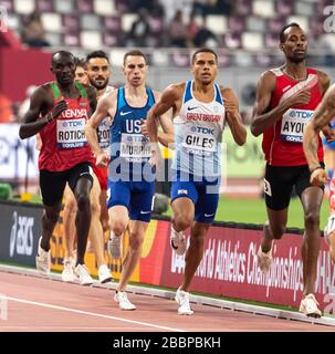 DOHA - KATAR - SEP 29: Elliot Giles (GB & NI) und Clayton Murphy (USA), die im 800-m-Halbfinale am dritten Tag der 17. IAAF World Athlet gegeneinander antreten Stockfoto