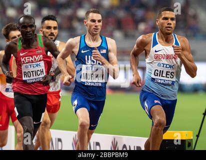 DOHA - KATAR - SEP 29: Elliot Giles (GB & NI) und Clayton Murphy (USA), die im 800-m-Halbfinale am dritten Tag der 17. IAAF World Athlet gegeneinander antreten Stockfoto