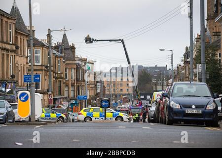 Glasgow, Großbritannien. April 2020. Abgebildet: Tenement House Fire in Albert Drive in Glasgows Südseite in Pollockshields. Die Feuerwehr hat an der großen Flamme der aa teilgenommen, die zweite seit vier Monaten in der Gegend von Pollokshields in Glasgow. Kredit: Colin Fisher/Alamy Live News Stockfoto