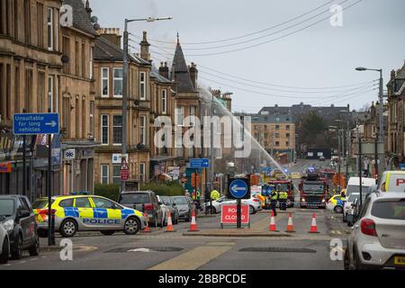 Glasgow, Großbritannien. April 2020. Abgebildet: Tenement House Fire in Albert Drive in Glasgows Südseite in Pollockshields. Die Feuerwehr hat an der großen Flamme der aa teilgenommen, die zweite seit vier Monaten in der Gegend von Pollokshields in Glasgow. Kredit: Colin Fisher/Alamy Live News Stockfoto