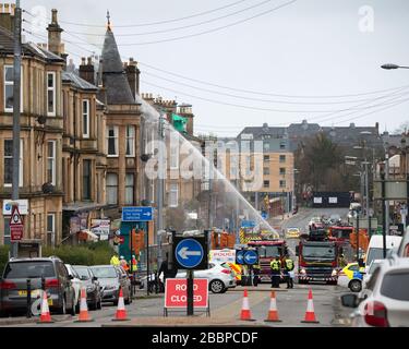 Glasgow, Großbritannien. April 2020. Abgebildet: Tenement House Fire in Albert Drive in Glasgows Südseite in Pollockshields. Die Feuerwehr hat an der großen Flamme der aa teilgenommen, die zweite seit vier Monaten in der Gegend von Pollokshields in Glasgow. Kredit: Colin Fisher/Alamy Live News Stockfoto