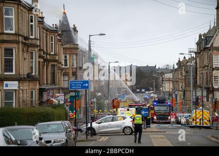 Glasgow, Großbritannien. April 2020. Abgebildet: Tenement House Fire in Albert Drive in Glasgows Südseite in Pollockshields. Die Feuerwehr hat an der großen Flamme der aa teilgenommen, die zweite seit vier Monaten in der Gegend von Pollokshields in Glasgow. Kredit: Colin Fisher/Alamy Live News Stockfoto