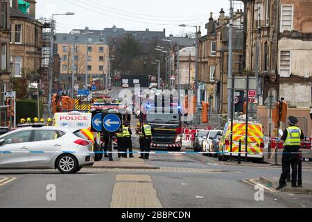 Glasgow, Großbritannien. April 2020. Abgebildet: Tenement House Fire in Albert Drive in Glasgows Südseite in Pollockshields. Die Feuerwehr hat an der großen Flamme der aa teilgenommen, die zweite seit vier Monaten in der Gegend von Pollokshields in Glasgow. Kredit: Colin Fisher/Alamy Live News Stockfoto