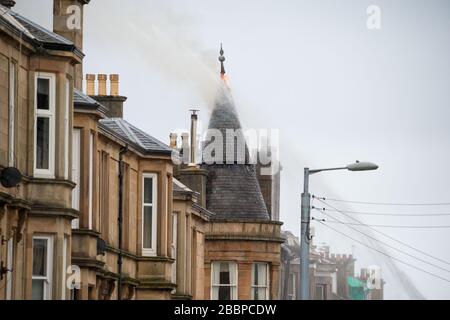 Glasgow, Großbritannien. April 2020. Abgebildet: Tenement House Fire in Albert Drive in Glasgows Südseite in Pollockshields. Die Feuerwehr hat an der großen Flamme der aa teilgenommen, die zweite seit vier Monaten in der Gegend von Pollokshields in Glasgow. Kredit: Colin Fisher/Alamy Live News Stockfoto