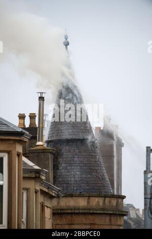 Glasgow, Großbritannien. April 2020. Abgebildet: Tenement House Fire in Albert Drive in Glasgows Südseite in Pollockshields. Die Feuerwehr hat an der großen Flamme der aa teilgenommen, die zweite seit vier Monaten in der Gegend von Pollokshields in Glasgow. Kredit: Colin Fisher/Alamy Live News Stockfoto