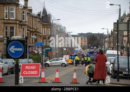 Glasgow, Großbritannien. April 2020. Abgebildet: Tenement House Fire in Albert Drive in Glasgows Südseite in Pollockshields. Die Feuerwehr hat an der großen Flamme der aa teilgenommen, die zweite seit vier Monaten in der Gegend von Pollokshields in Glasgow. Kredit: Colin Fisher/Alamy Live News Stockfoto