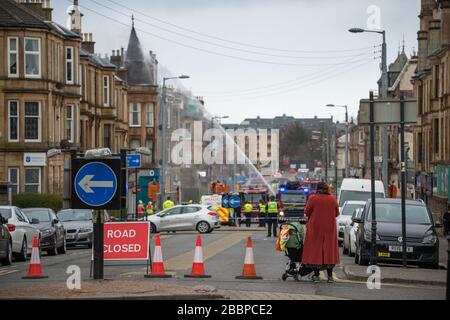 Glasgow, Großbritannien. April 2020. Abgebildet: Tenement House Fire in Albert Drive in Glasgows Südseite in Pollockshields. Die Feuerwehr hat an der großen Flamme der aa teilgenommen, die zweite seit vier Monaten in der Gegend von Pollokshields in Glasgow. Kredit: Colin Fisher/Alamy Live News Stockfoto