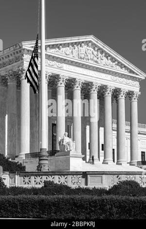 Cass Gilberts 1935 vorspringender Portikus und Pediment des westlichen façade des US Supreme Court Building in Washington DC Stockfoto