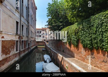 Blick auf den leerstehenden Kanal von Venedig im Bezirk Canaregio, Venedig, Italien Stockfoto