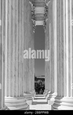 Der marmorierte Säulenportikus des westlichen façade des US-Supreme Court Building Stockfoto
