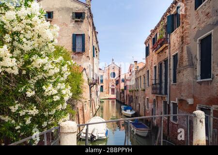 Canal in Venedig und Kirche von Madonna dell'Orto in der Ferne. Bezirk Cannaregio in Venedig, Italien Stockfoto