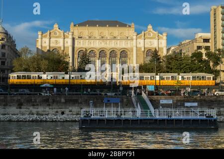 2 Straßenbahnen halten sich vor der Konzerthalle Vigado, Budapest, Ungarn Stockfoto