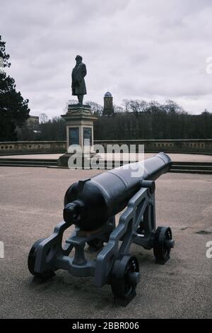 Cannon und Statue von Sir Titus Salt Schöpfer der Salze Mühle in Robert's Park, ehemals Saltaire Park in der Nähe von Bradford, West Yorkshire. VEREINIGTES KÖNIGREICH Stockfoto