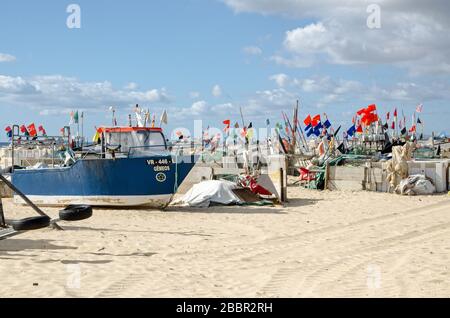 Monte Gordo, Portugal - 18. November 2019: Fischerboote, Netze und Markierungen, die am Strand des Badeortes Monte Gordo an der ALG liegen Stockfoto