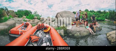 CHIANG Mai, THAILAND - 12. MAI 2018: Wildwasser-Rafting auf den Stromschnellen des Flusses Maetang in Chiang Mai, Thailand. Der Maetang-Fluss ist einer der am meisten DAN Stockfoto