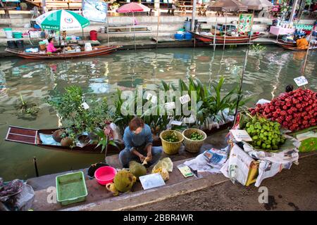 Damnoen Saduak, Thailand, 12.22.2019: Der berühmte Damnoen Saduak Floating Market mit Obst, Gemüse, Lebensmitteln und verschiedenen Artikeln, die von der kleinen Boa verkauft werden Stockfoto