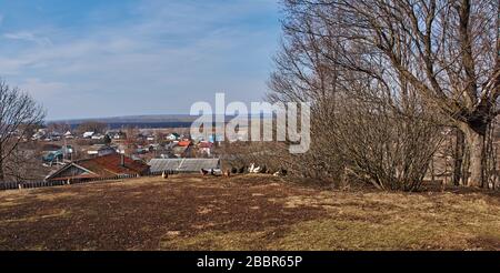 Frühlingslandschaft im Park des Anwesens der Familie Puschkin.sichtbares Geflügel: Hahn und Hennen weiden auf einem Hügel.Russland, das Dorf Big Boldino Stockfoto