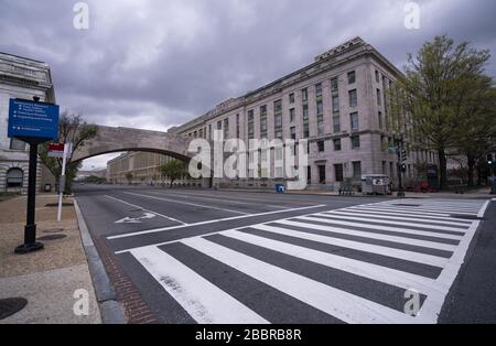 Washington DC, USA. April 2020. Die Independence Ave. In der National Mall wird fast leer gesehen, nachdem die DC-Regierung einen Hausaufenthalt ausstellt, um am Mittwoch, dem 1. April 2020, bei der Bekämpfung der Coronavirus, COVID-19, Pandemie, in Washington, DC zu helfen. Foto von Kevin Dietsch/UPI Credit: UPI/Alamy Live News Stockfoto