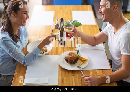 Junges Paar im restaurant Stockfoto