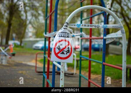 Zagreb, Kroatien - März 2020. Spielplätze geschlossen, Spielverbot während des Covid-19-Pandemie-Virus, Corona-Virus in Europa Stockfoto