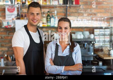 Frau und Mann arbeiten im Café Stockfoto