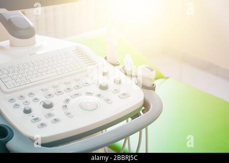 Das Krankenhaus. Modernes Ultraschallgerät, Nahaufnahme. Diagnosegeräte Stockfoto