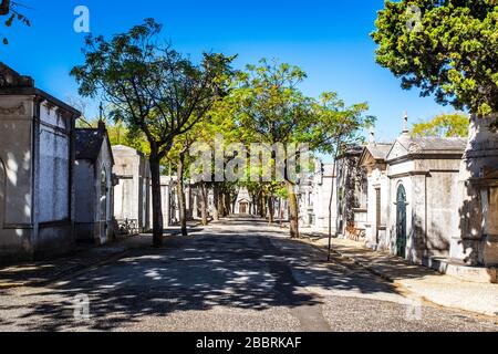 Gasse zwischen Mausoleen in Cemitéro do Alto de São João. Stockfoto