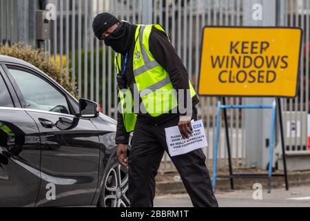 NHS-Mitarbeiter warten in Fahrzeugen auf, um im neu eröffneten Testzentrum auf dem IKEA-Parkplatz in Wembley im Nordwesten Londons, Großbritannien, auf COVID-19 getestet zu werden Stockfoto