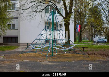 Zagreb, Kroatien - März 2020. Spielplätze geschlossen, Spielverbot während des Covid-19-Pandemie-Virus, Corona-Virus in Europa Stockfoto