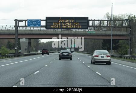 Washington DC, USA. April 2020. Am Mittwoch, 1. April 2020, werden die Antriebe unter einem elektronischen Straßenschild vorbeigeführt, das die Menschen dazu auffordert, während des Coronavirus, COVID-19, Pandemie, in Washington, DC zu Hause zu bleiben. Foto von Kevin Dietsch/UPI Credit: UPI/Alamy Live News Stockfoto