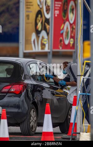 NHS-Mitarbeiter warten in Fahrzeugen auf, um im neu eröffneten Testzentrum auf dem IKEA-Parkplatz in Wembley im Nordwesten Londons, Großbritannien, auf COVID-19 getestet zu werden Stockfoto