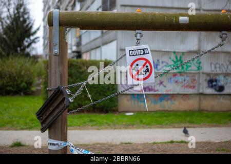 Zagreb, Kroatien - März 2020. Spielplätze geschlossen, Spielverbot während des Covid-19-Pandemie-Virus, Corona-Virus in Europa Stockfoto