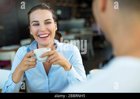 Junges Paar im restaurant Stockfoto