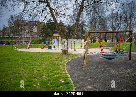 Zagreb, Kroatien - März 2020. Spielplätze geschlossen, Spielverbot während des Covid-19-Pandemie-Virus, Corona-Virus in Europa Stockfoto