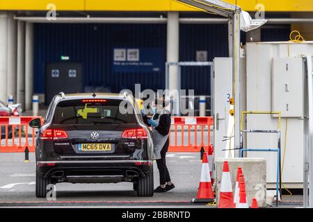 NHS-Mitarbeiter warten in Fahrzeugen auf, um im neu eröffneten Testzentrum auf dem IKEA-Parkplatz in Wembley im Nordwesten Londons, Großbritannien, auf COVID-19 getestet zu werden Stockfoto