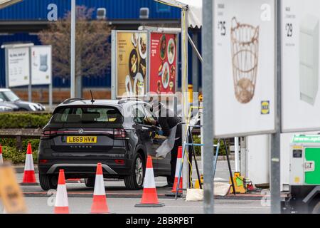 NHS-Mitarbeiter warten in Fahrzeugen auf, um im neu eröffneten Testzentrum auf dem IKEA-Parkplatz in Wembley im Nordwesten Londons, Großbritannien, auf COVID-19 getestet zu werden Stockfoto