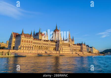 Blick auf den Bau des ungarischen Parlaments von der Donau. Budapest, Ungarn Stockfoto